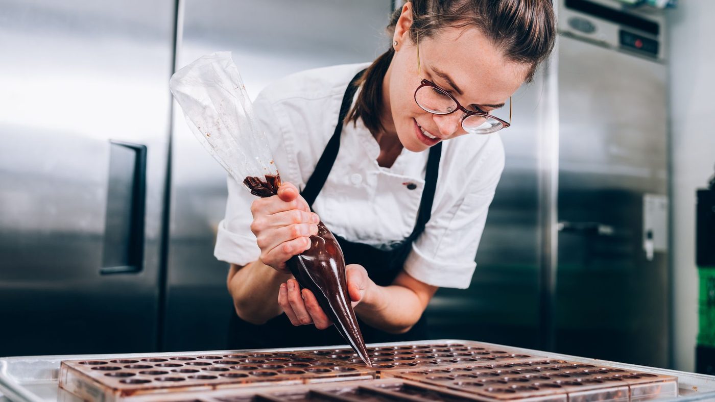 Preparazione artigianale di cioccolatini, distretto dolciario di Alba